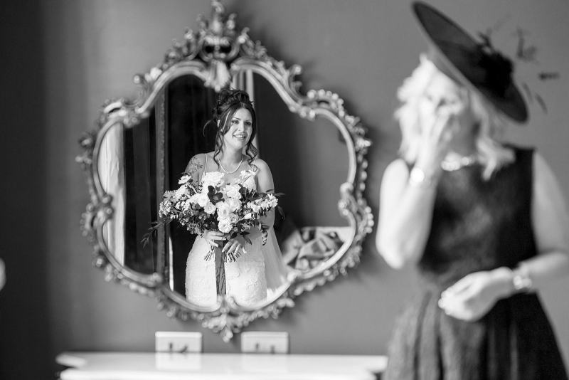 Mother-of-the-brides-first-look-b-w-109