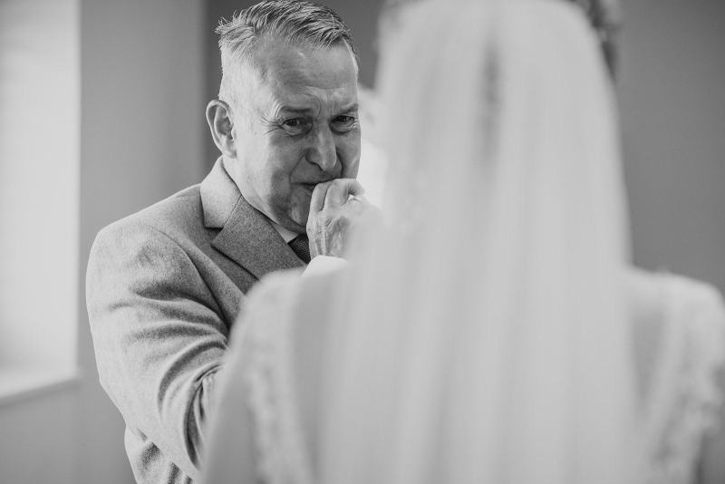 emotional-father-of-the-brides-first-look